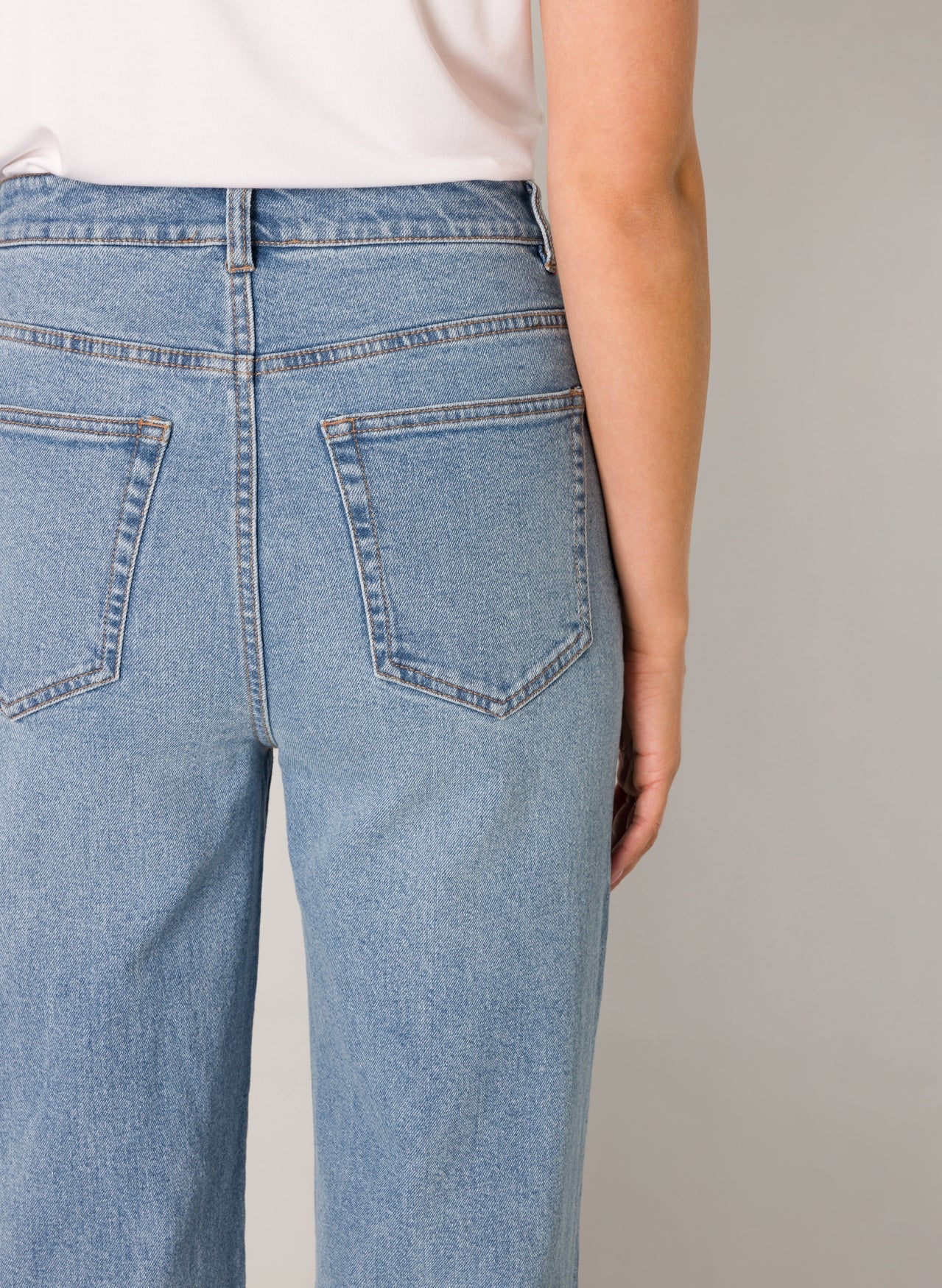 Easy Fit High-Waist Jeans