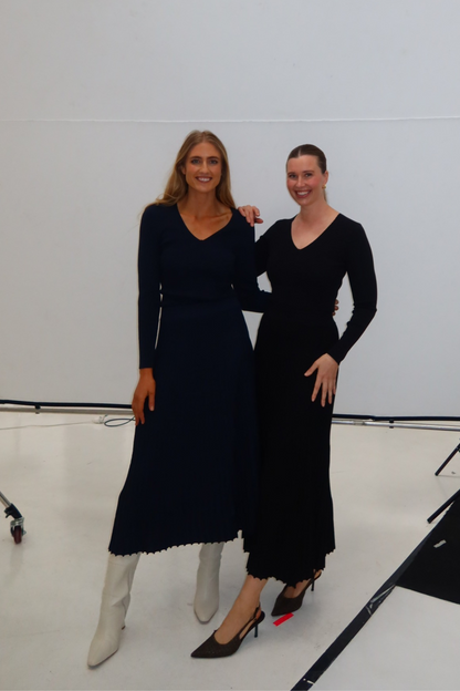 Elegant Black Pleated Knit Maxi Dress