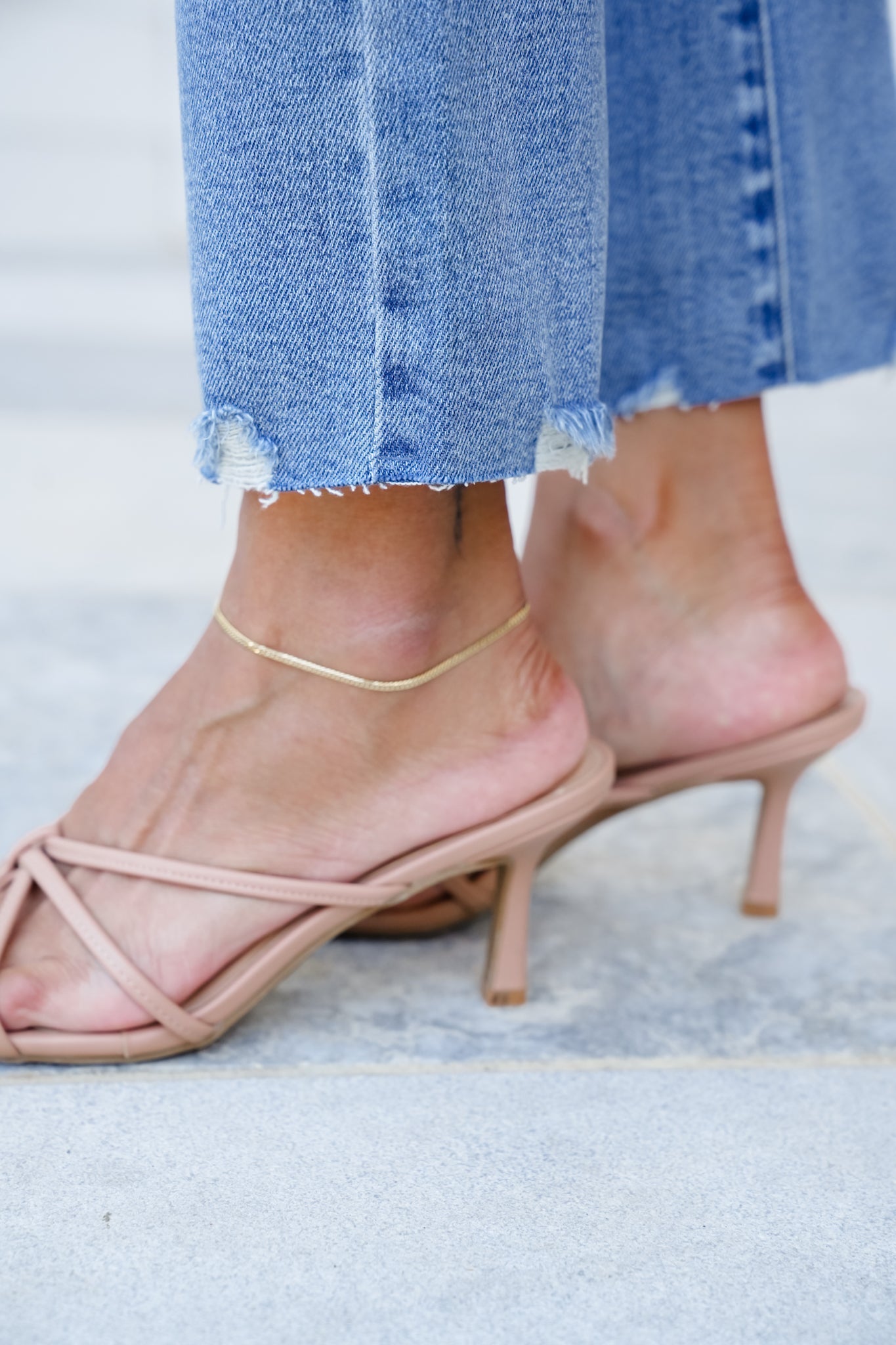 Modern Mid-Rise Distressed Hem Jeans