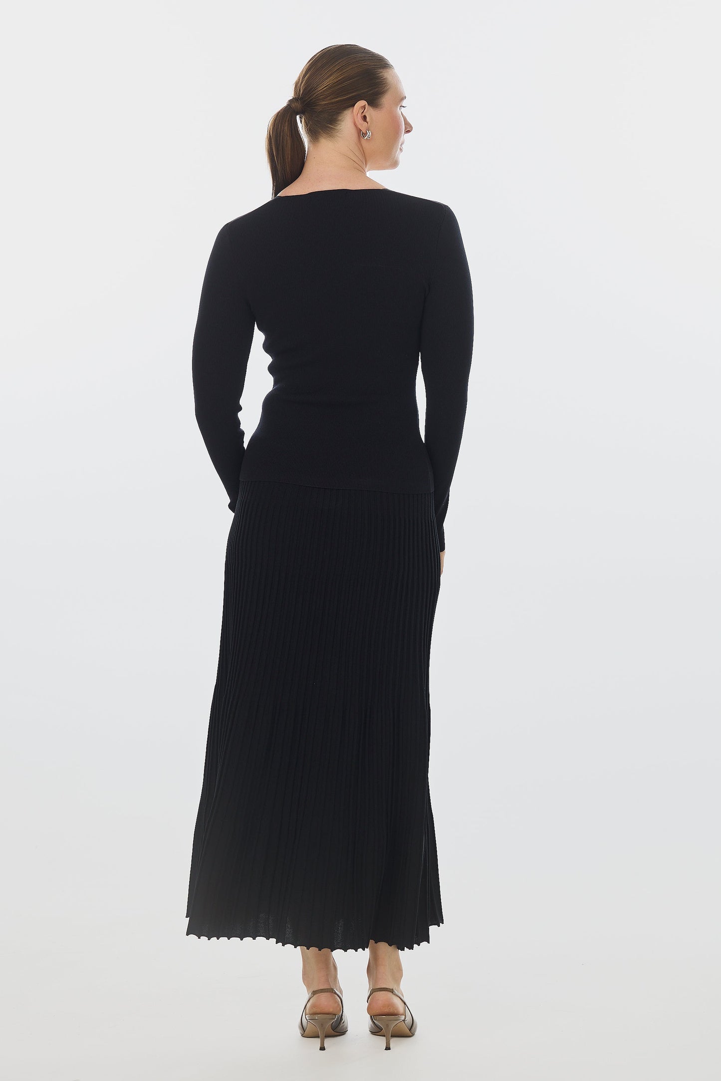 Elegant Black Pleated Knit Maxi Dress