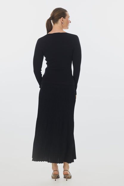 Elegant Black Pleated Knit Maxi Dress
