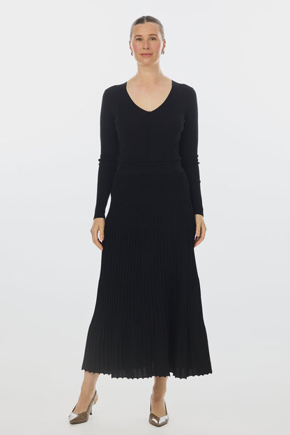 Elegant Black Pleated Knit Maxi Dress