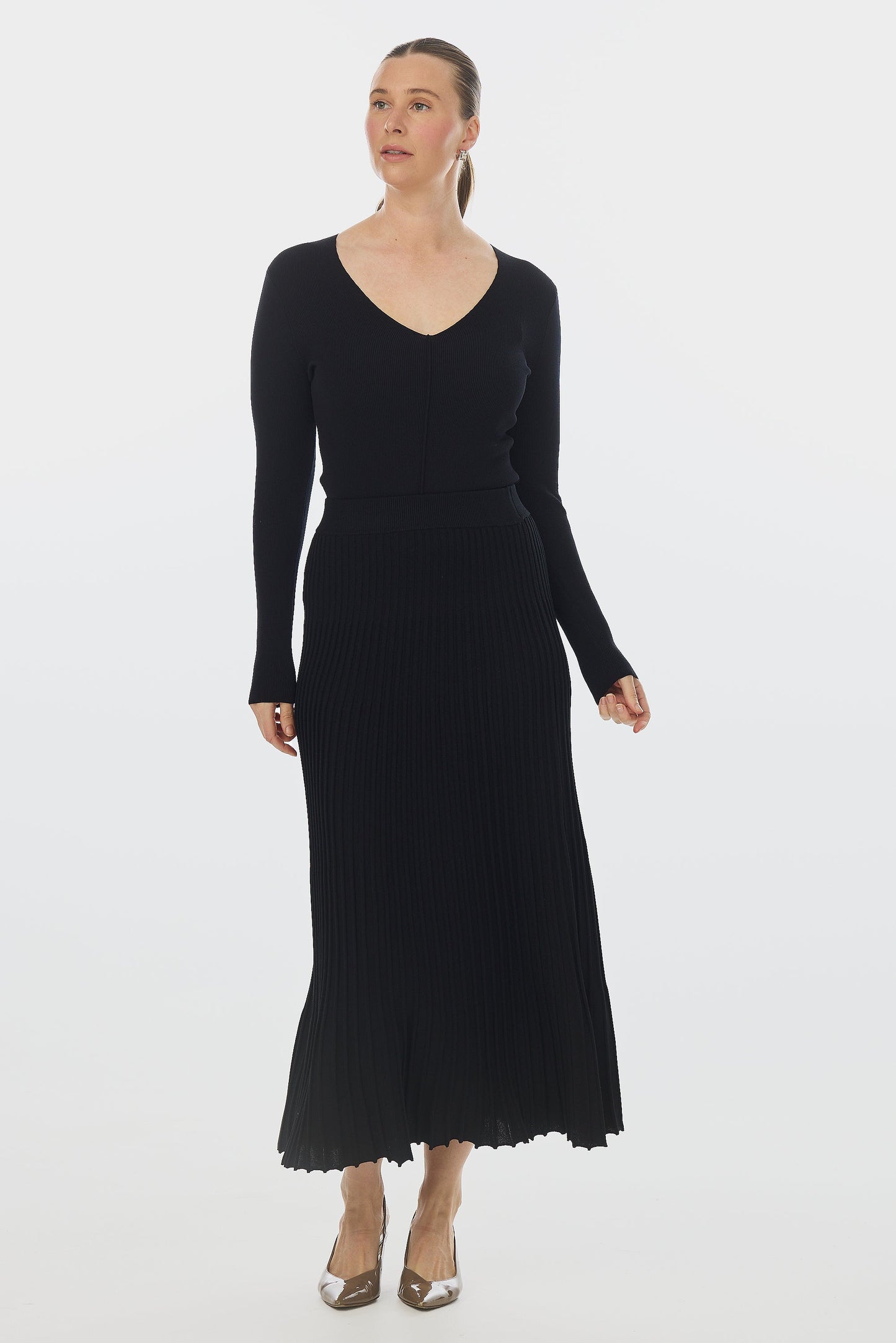 Elegant Black Pleated Knit Maxi Dress