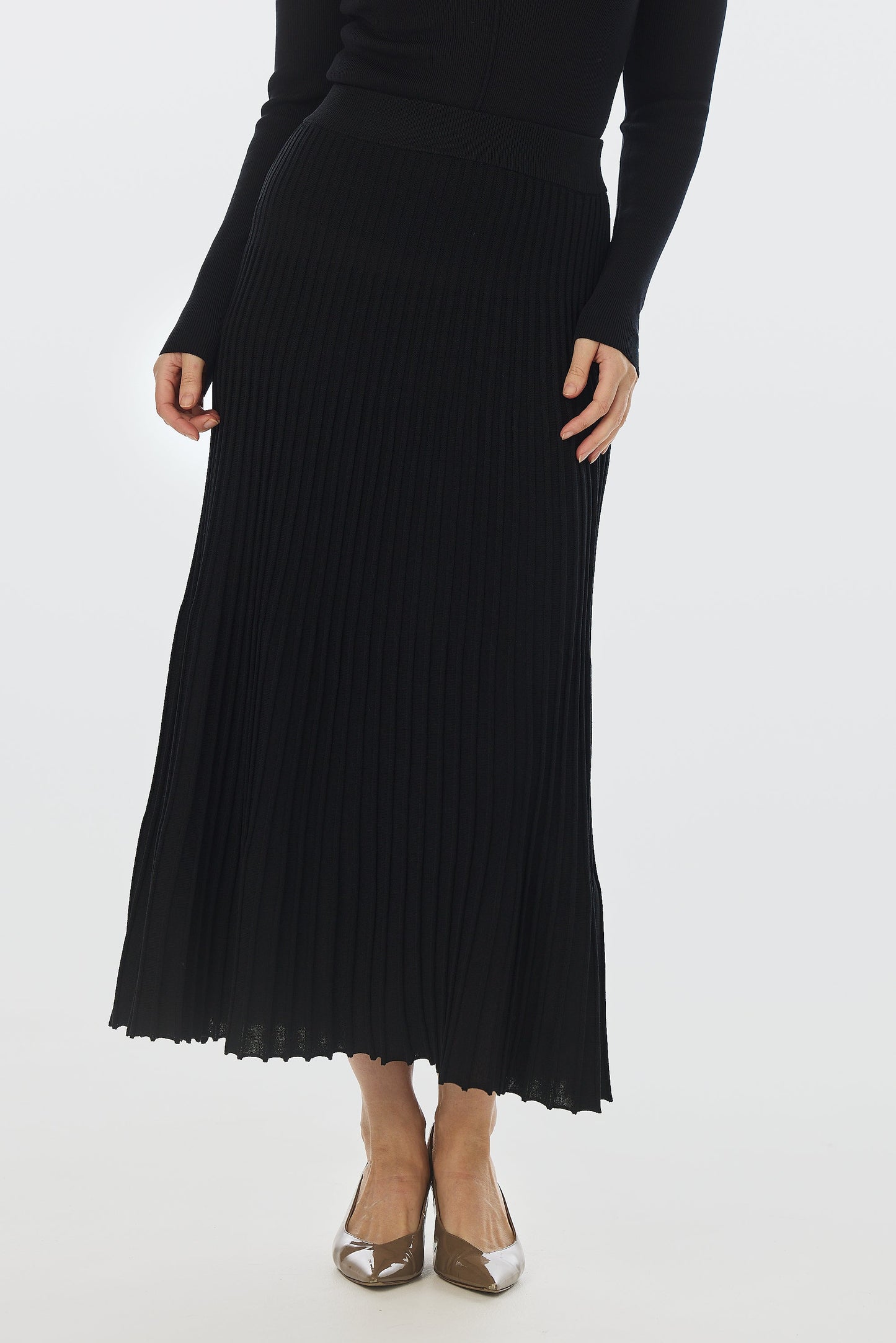 Elegant Black Pleated Knit Maxi Dress