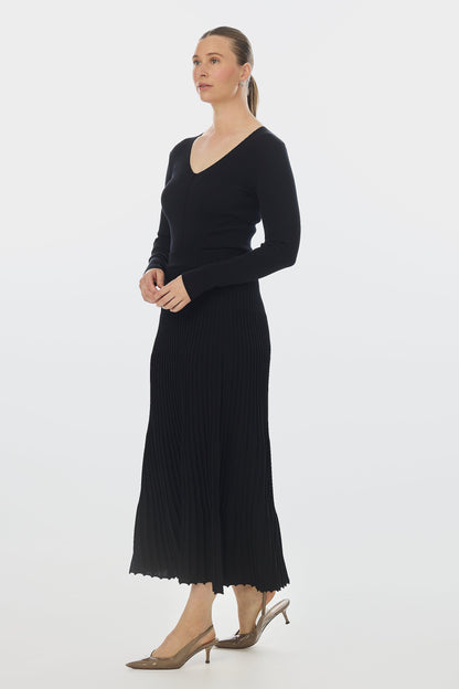 Elegant Black Pleated Knit Maxi Dress